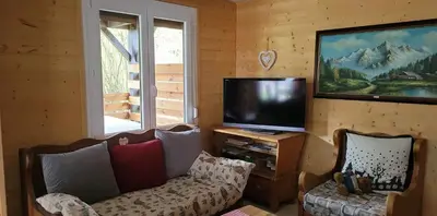 Télévision ou salle de divertissement dans l'établissement le familial avec spa, sauna salle de jeux