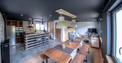 Cuisine ou kitchenette dans l'établissement Le petit coin de Jeanne et Marcel chalet de vacances La Bresse