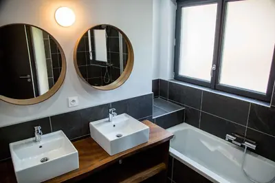 Salle de bains dans l'établissement Le petit coin de Jeanne et Marcel chalet de vacances La Bresse