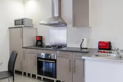 Cuisine ou kitchenette dans l'établissement Les Jardins de Lo're'an