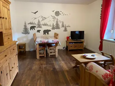 Télévision ou salle de divertissement dans l'établissement Le Chellois appartement La Bresse