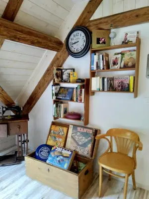 Bibliothèque dans la maison de vacances
