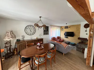 Télévision ou salle de divertissement dans l'établissement Chalet Privé avec Vue Panoramique sur les Montagnes & Proche LAC