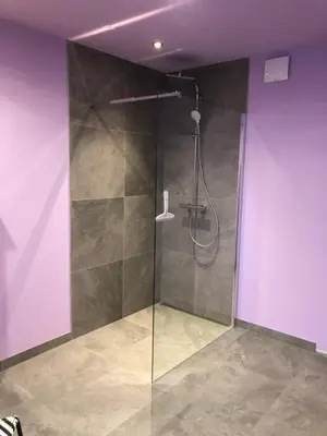 Salle de bains dans l'établissement L'Atelier- Appartement, Sauna, Jardin, Centre Ville, proche commerces et restaurants