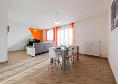 Télévision ou salle de divertissement dans l'établissement Appart'Hôtel - l'île en mouvement