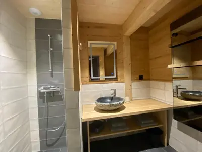 Salle de bains dans l'établissement L'ADRET DU TEMPS CHALET 10 PERSONNES 170m2