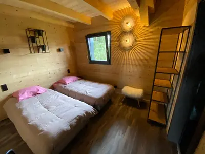 Un ou plusieurs lits dans un hébergement de l'établissement L'ADRET DU TEMPS CHALET 10 PERSONNES 170m2
