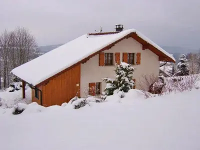 L'établissement Chalet de Montagne Chaleureux avec Cheminée, Terrasse et Proche Ski - FR-1-589-2 en hiver