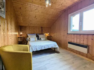 Un ou plusieurs lits dans un hébergement de l'établissement Chalet de Montagne Chaleureux avec Cheminée, Terrasse et Proche Ski - FR-1-589-2
