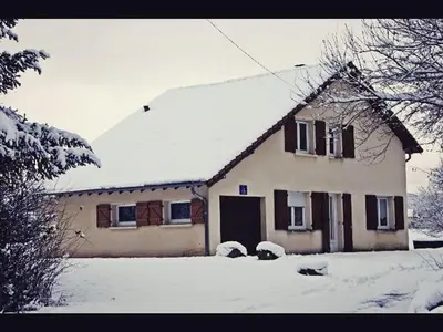 L'établissement Gîte spacieux avec cheminée, proche nature, accessible PMR, idéal famille et motards - FR-1-589-34 en hiver