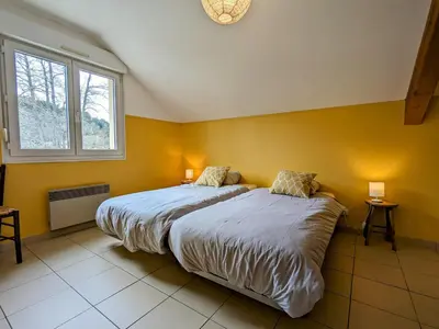 Un ou plusieurs lits dans un hébergement de l'établissement Gîte spacieux avec cheminée, proche nature, accessible PMR, idéal famille et motards - FR-1-589-34