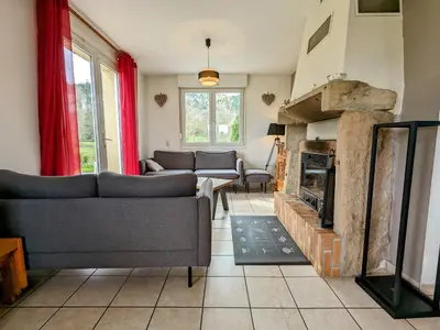 Coin salon dans l'établissement Gîte spacieux avec cheminée, proche nature, accessible PMR, idéal famille et motards - FR-1-589-34