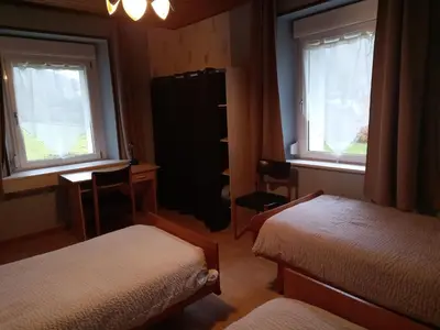 Un ou plusieurs lits dans un hébergement de l'établissement Gîte en pleine nature, proche de La Bresse avec activités familiales, terrasse et poêle à bois - FR-1-589-70