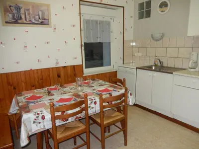 Cuisine ou kitchenette dans l'établissement Gîte en pleine nature, proche de La Bresse avec activités familiales, terrasse et poêle à bois - FR-1-589-70