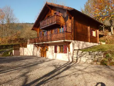 Plan de l'établissement Chalet confortable avec 4 chambres, cheminée, grand terrain, proche pistes et lac - FR-1-589-107