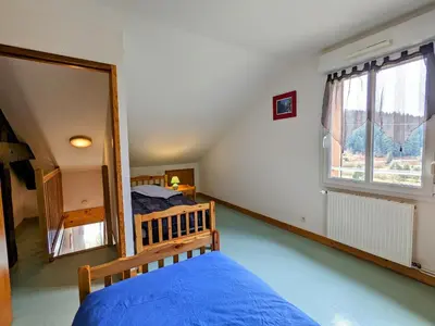 Un ou plusieurs lits dans un hébergement de l'établissement Gîte à Gérardmer - Proche lac et pistes, Chem cheminée, 2 chambres - FR-1-589-108