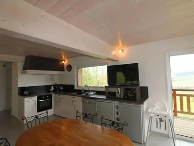Cuisine ou kitchenette dans l'établissement Charmant chalet 3 chambres avec terrasse proche Alsace - FR-1-589-112