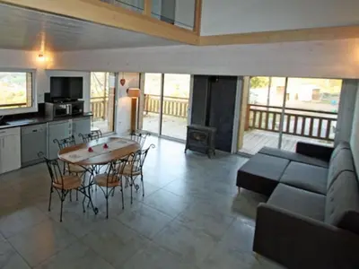 Cuisine ou kitchenette dans l'établissement Charmant chalet 3 chambres avec terrasse proche Alsace - FR-1-589-112