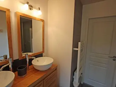 Salle de bains dans l'établissement Charmant chalet 3 chambres avec terrasse proche Alsace - FR-1-589-112