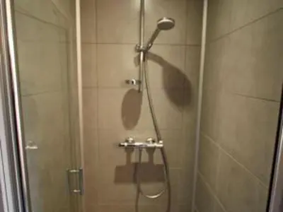 Salle de bains dans l'établissement Charmant chalet 3 chambres avec terrasse proche Alsace - FR-1-589-112