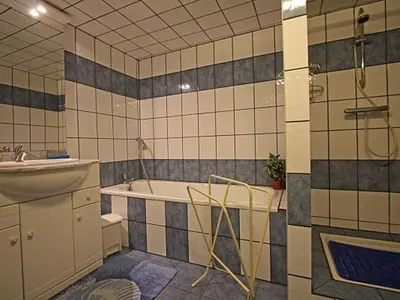 Salle de bains dans l'établissement Gîte spacieux et confortable avec terrasse, proche activités montagne, à Ferdrupt - FR-1-589-146
