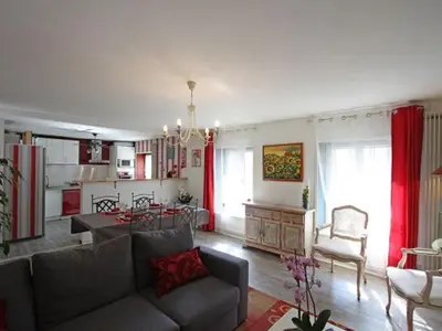 Coin salon dans l'établissement Appartement Confortable à Remiremont, Proche Centre et Commerces, Garage et Wifi Inclus - FR-1-589-132