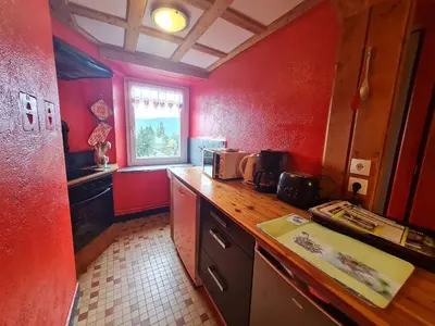 Cuisine ou kitchenette dans l'établissement Gîte chaleureux avec terrasse privée à Gérardmer - FR-1-589-159