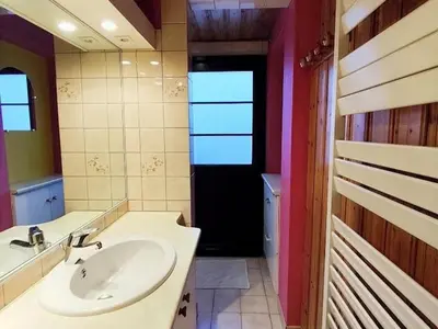 Salle de bains dans l'établissement Gîte chaleureux à La Bresse avec terrasse, barbecue et proche des pistes de ski - FR-1-589-189