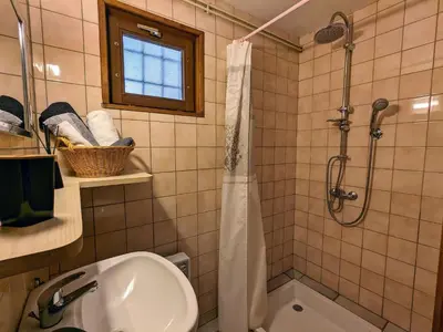 Salle de bains dans l'établissement Chalet confortable près de Gérardmer avec cheminée et animaux bienvenus - FR-1-589-195