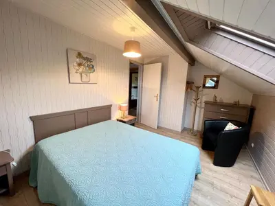 Plan de l'établissement Chalet spacieux avec cheminée, proche forêt, sentiers pédestres, terrasse, terrain clos, jeux et WIFI - FR-1-589-187