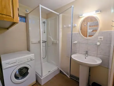 Salle de bains dans l'établissement Gîte convivial à Xonrupt-Longemer, près du lac et des activités sportives, avec wifi et terrasse - FR-1-589-204