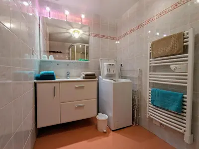 Salle de bains dans l'établissement Gîte Authentique en Ferme Vosgienne, Nature et Confort près de Gérardmer - FR-1-589-211