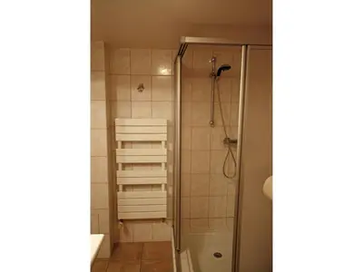 Salle de bains dans l'établissement Gîte paisible avec terrasse et WIFI, proche de Gérardmer - 2 chambres, animaux acceptés - FR-1-589-216
