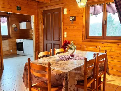 Cuisine ou kitchenette dans l'établissement Chalet confortable avec cheminée à Taintrux - FR-1-589-222