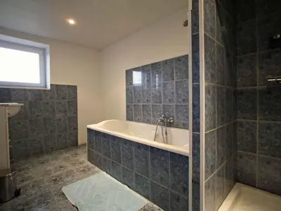 Salle de bains dans l'établissement Grande maison avec cheminée, proche nature, idéale pour familles et amis, animaux admis. - FR-1-589-229