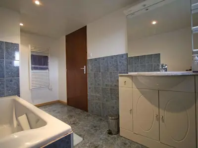 Salle de bains dans l'établissement Grande maison avec cheminée, proche nature, idéale pour familles et amis, animaux admis. - FR-1-589-229
