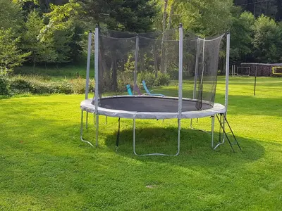 Aire de jeux pour enfants de l'établissement Gîte familial avec piscine, idéal pour randonnées et pêche, proche Gérardmer et crêtes vosgiennes - FR-1-589-238