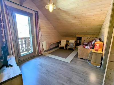 Coin salon dans l'établissement Chalet cosy à La Bresse avec WIFI et parking, proche pistes - FR-1-589-310