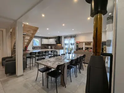 Cuisine ou kitchenette dans l'établissement Évasion Vosgienne: Chalet de Luxe, Spa, Sauna, Proche Randos et Stations de Ski - FR-1-589-313