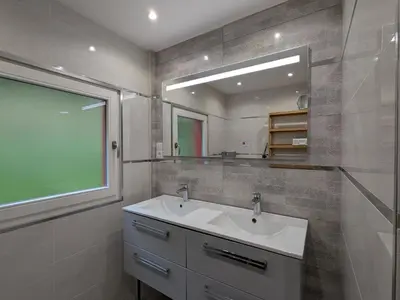 Salle de bains dans l'établissement Évasion Vosgienne: Chalet de Luxe, Spa, Sauna, Proche Randos et Stations de Ski - FR-1-589-313