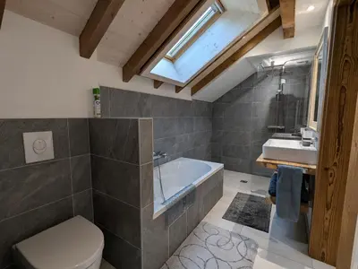 Salle de bains dans l'établissement Gîte 4 étoiles avec sauna et terrasses pour 14 pers. - FR-1-589-319