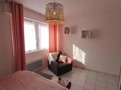 Coin salon dans l'établissement Appartement chaleureux avec garage & balcon au cœur de Gérardmer, proche lac & pistes - FR-1-589-338