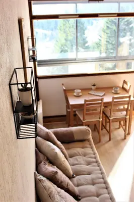 Coin salon dans l'établissement Studio sous les pistes avec vue sur la vallée