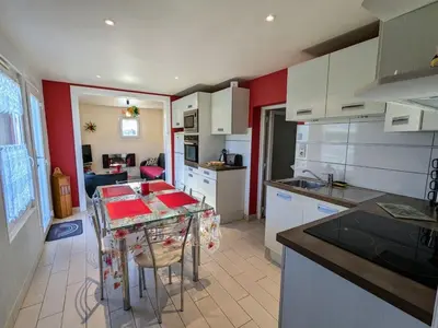 Cuisine ou kitchenette dans l'établissement Chalet familial avec grand jardin et équipements pour enfants, à 500m du centre de Ban-sur-Meurthe - FR-1-589-33