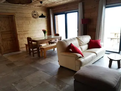 Coin salon dans l'établissement Chalet à L'Orée du Bois