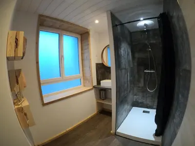 Salle de bains dans l'établissement Chez Léa et Lolo - L'Alpina