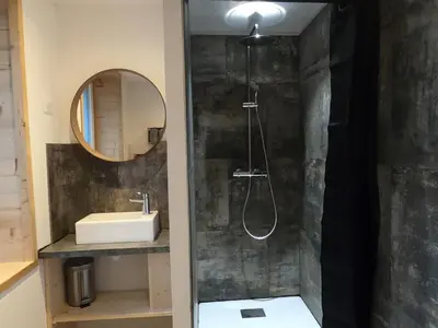 Salle de bains dans l'établissement Chez Léa et Lolo - L'Alpina