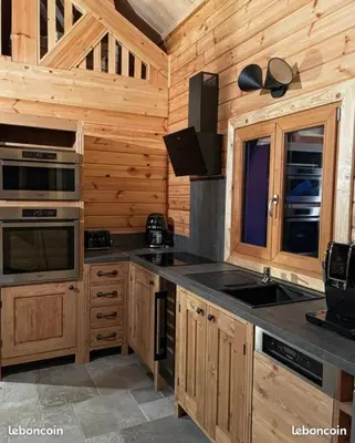 Cuisine ou kitchenette dans l'établissement Chalet Le Montagnard SPA & SAUNA - Lits faits - Serviettes - Peignoirs - Ménage inclus