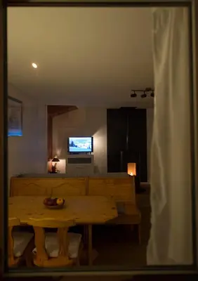 Télévision ou salle de divertissement dans l'établissement Le Cocon du Village Gérardmer