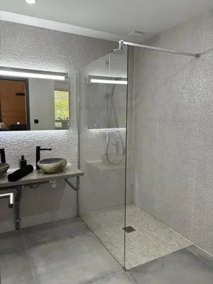 Salle de bains dans l'établissement Les Chalets Perce Neige & Jacuzzi privatif, proximité Gerardmer & La Bresse